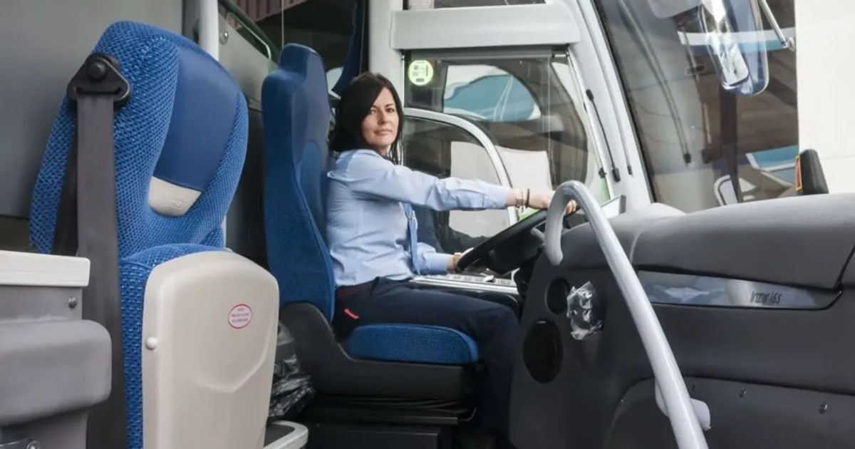 Conductora de autobús al volante durante un servicio